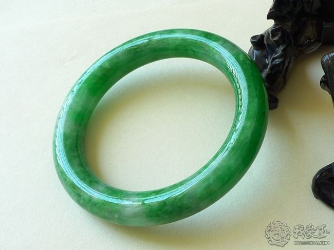 圆条翡翠手镯适合人群,圆条翡翠手镯的知识-第2张图片-翡翠网 圆条翡翠手镯适合人群,圆条翡翠手镯的知识-第2张图片-翡翠网