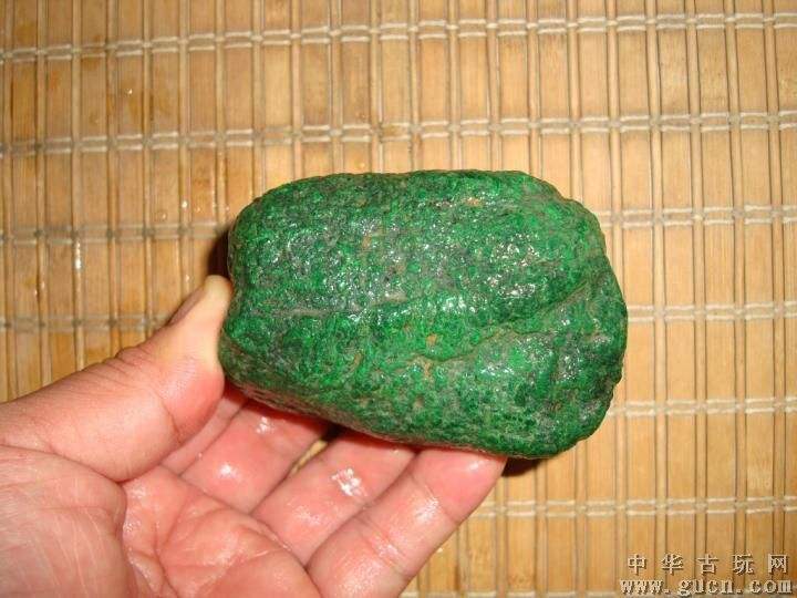 绿色翡翠原石打灯图片翡翠打灯浅绿色翡翠是什么颜色-第1张图片-翡翠网 绿色翡翠原石打灯图片翡翠打灯浅绿色翡翠是什么颜色-第1张图片-翡翠网