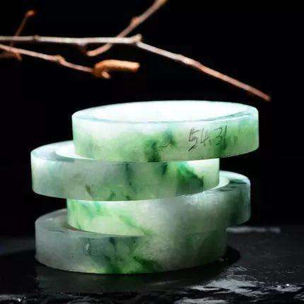 翡翠手镯外边材料雕刻山水的简单介绍-第1张图片-翡翠网 翡翠手镯外边材料雕刻山水的简单介绍-第1张图片-翡翠网