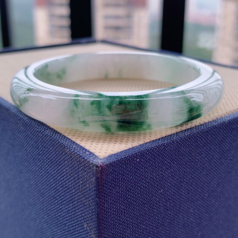 翡翠手镯外边材料雕刻山水的简单介绍-第2张图片-翡翠网 翡翠手镯外边材料雕刻山水的简单介绍-第2张图片-翡翠网