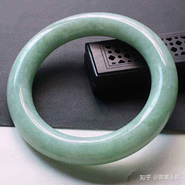 晴水糯种翡翠价格糯种翡翠属于什么档次-第2张图片-翡翠网 晴水糯种翡翠价格糯种翡翠属于什么档次-第2张图片-翡翠网