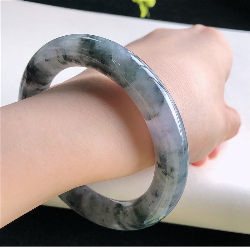 紫底翡翠手镯值不值钱的简单介绍-第1张图片-翡翠网 紫底翡翠手镯值不值钱的简单介绍-第1张图片-翡翠网