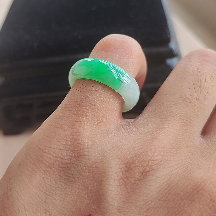 糯种翡翠手镯一般多少钱,糯种翡翠戒指价格-第2张图片-翡翠网 糯种翡翠手镯一般多少钱,糯种翡翠戒指价格-第2张图片-翡翠网