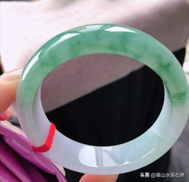 A货翡翠手镯翡翠手镯买哪个价位-第1张图片-翡翠网