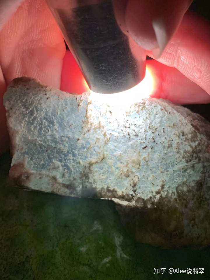 翡翠原石不透光,假翡翠在灯光下的图片-第1张图片-翡翠网 翡翠原石不透光,假翡翠在灯光下的图片-第1张图片-翡翠网