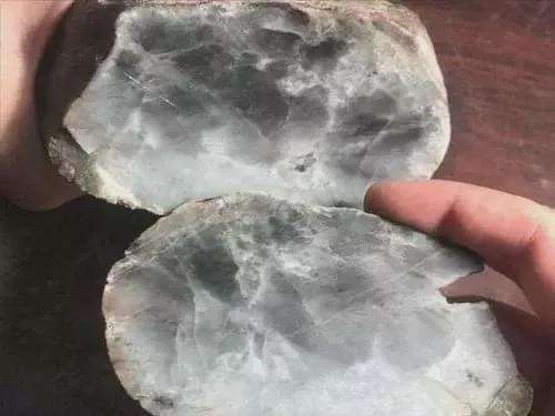 翡翠原石不透光,假翡翠在灯光下的图片-第2张图片-翡翠网 翡翠原石不透光,假翡翠在灯光下的图片-第2张图片-翡翠网