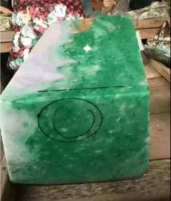 巨无霸翡翠原石价格,300亿翡翠原石珠子-第1张图片-翡翠网 巨无霸翡翠原石价格,300亿翡翠原石珠子-第1张图片-翡翠网