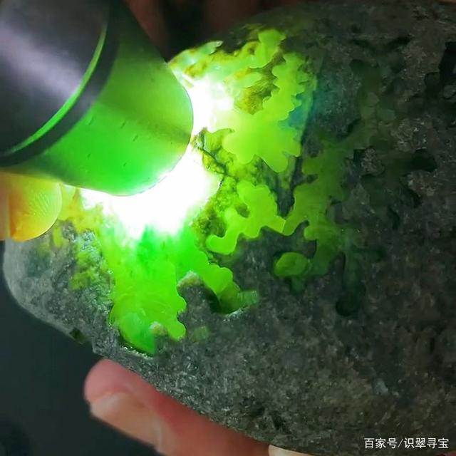 假翡翠在灯光下的图片翡翠原石蓝绿花图片-第1张图片-翡翠网 假翡翠在灯光下的图片翡翠原石蓝绿花图片-第1张图片-翡翠网