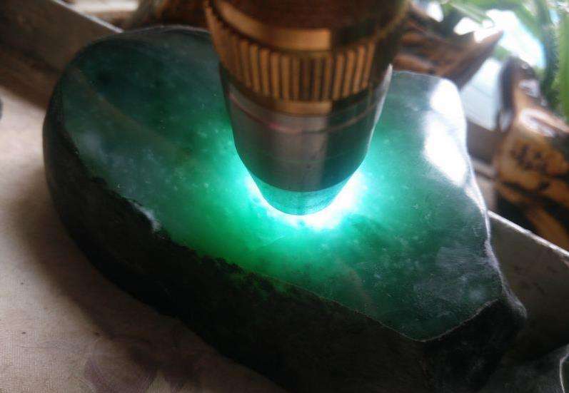 假翡翠在灯光下的图片翡翠原石蓝绿花图片-第2张图片-翡翠网 假翡翠在灯光下的图片翡翠原石蓝绿花图片-第2张图片-翡翠网