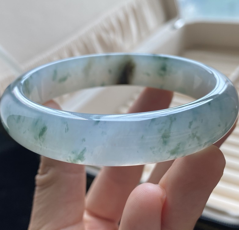 200左右的翡翠手镯清澈灵动的翡翠手镯-第1张图片-翡翠网 200左右的翡翠手镯清澈灵动的翡翠手镯-第1张图片-翡翠网