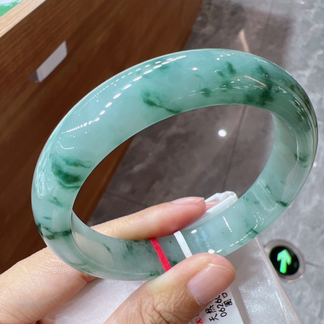 200左右的翡翠手镯清澈灵动的翡翠手镯-第2张图片-翡翠网 200左右的翡翠手镯清澈灵动的翡翠手镯-第2张图片-翡翠网