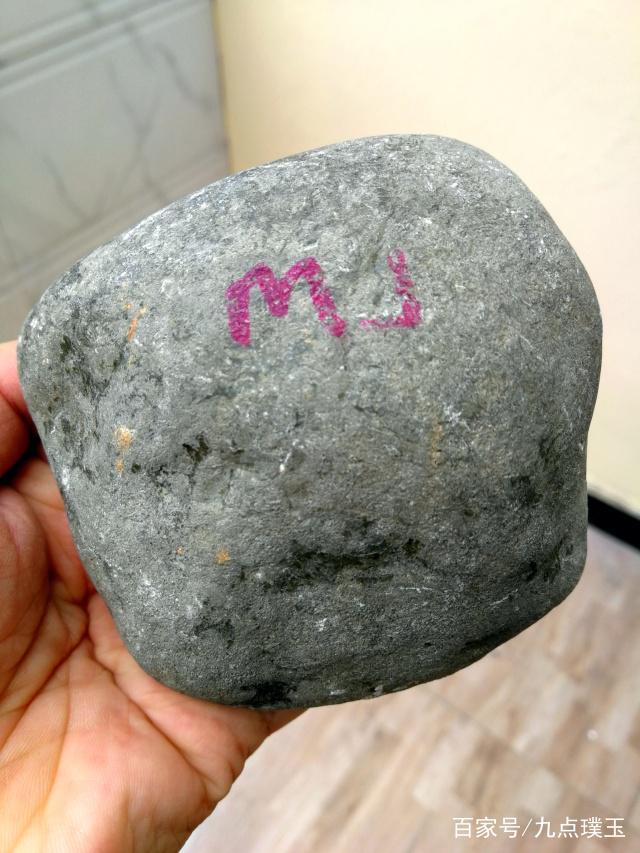 梅雨季节翡翠原石外皮会冒水珠的简单介绍-第1张图片-翡翠网 梅雨季节翡翠原石外皮会冒水珠的简单介绍-第1张图片-翡翠网