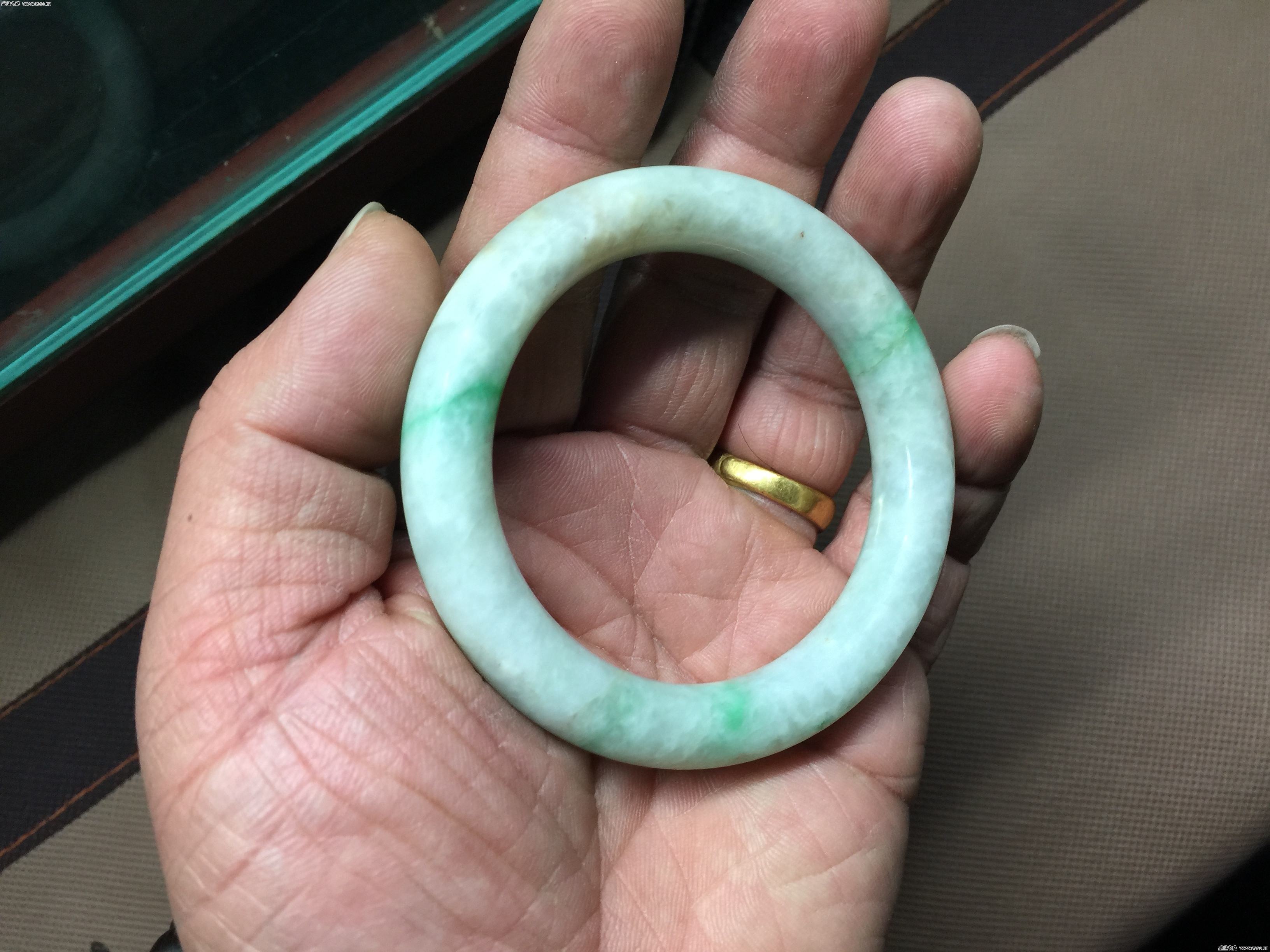 民国时期的玉镯民国时的翡翠手镯-第1张图片-翡翠网