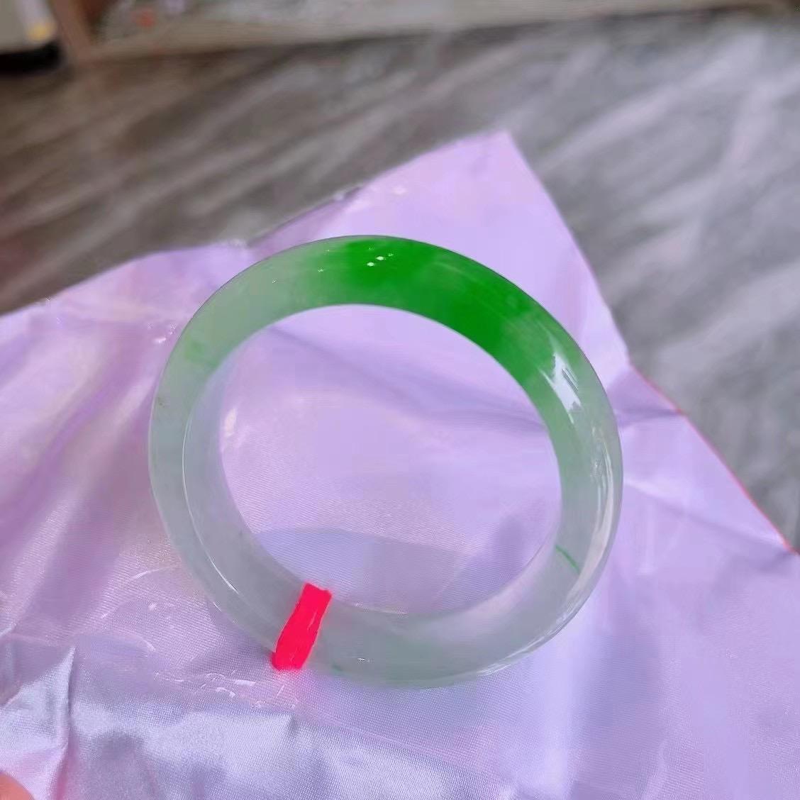 翡翠手镯回收那么便宜,翡翠手镯回收那么便宜吗-第2张图片-翡翠网 翡翠手镯回收那么便宜,翡翠手镯回收那么便宜吗-第2张图片-翡翠网