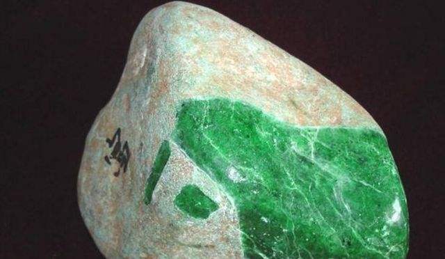 翡翠原石纹路的辨别翡翠原石种类的鉴别和图解-第1张图片-翡翠网 翡翠原石纹路的辨别翡翠原石种类的鉴别和图解-第1张图片-翡翠网