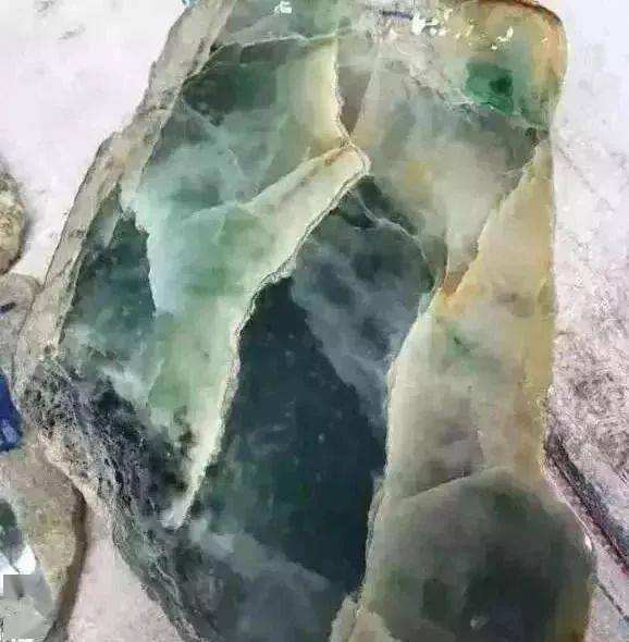 木那色翡翠原石开切视频木那场口的翡翠什么特征视频-第2张图片-翡翠网 木那色翡翠原石开切视频木那场口的翡翠什么特征视频-第2张图片-翡翠网