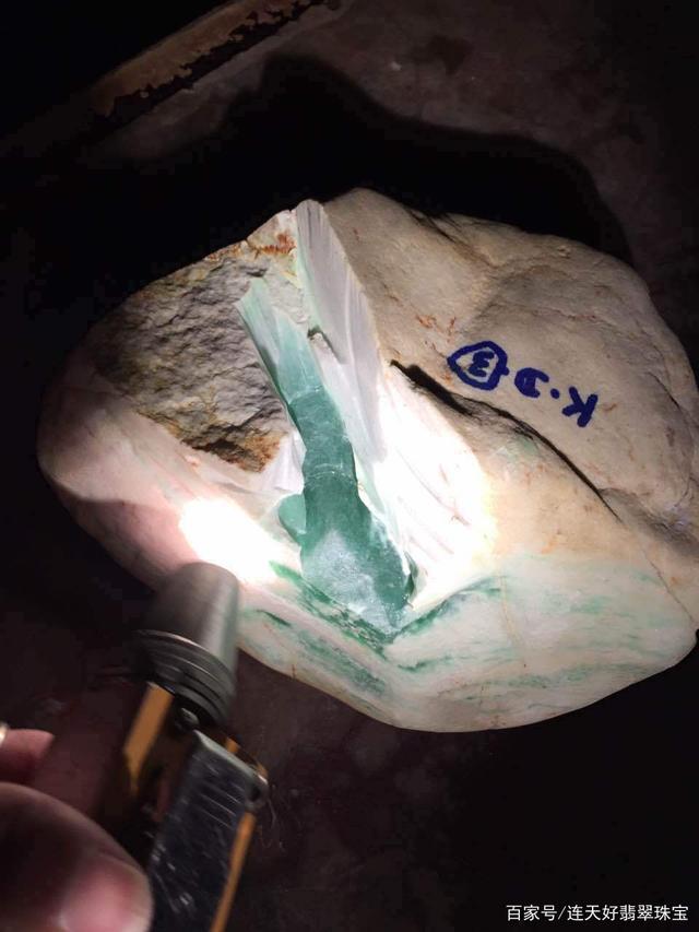 老场口木纳翡翠原石的特点木那场口翡翠缺点-第1张图片-翡翠网 老场口木纳翡翠原石的特点木那场口翡翠缺点-第1张图片-翡翠网