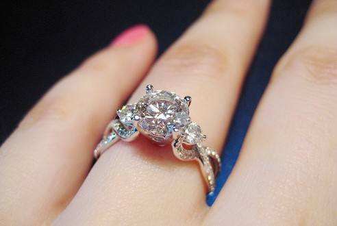 7克拉钻戒多少钱,钻戒七克拉多少钱-第2张图片-翡翠网 7克拉钻戒多少钱,钻戒七克拉多少钱-第2张图片-翡翠网
