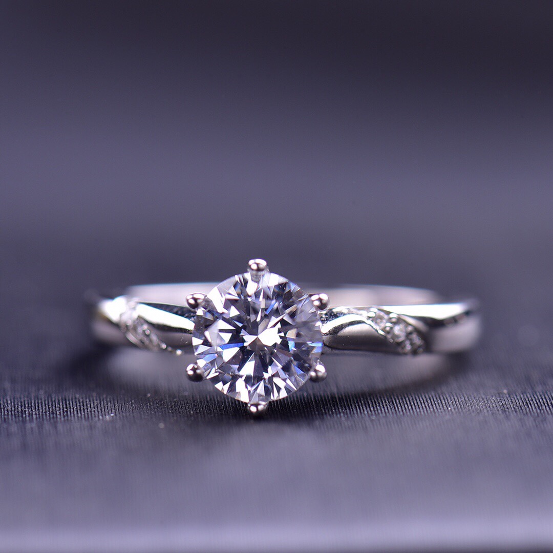 钻戒的经典款,钻戒十大经典款-第1张图片-翡翠网 钻戒的经典款,钻戒十大经典款-第1张图片-翡翠网