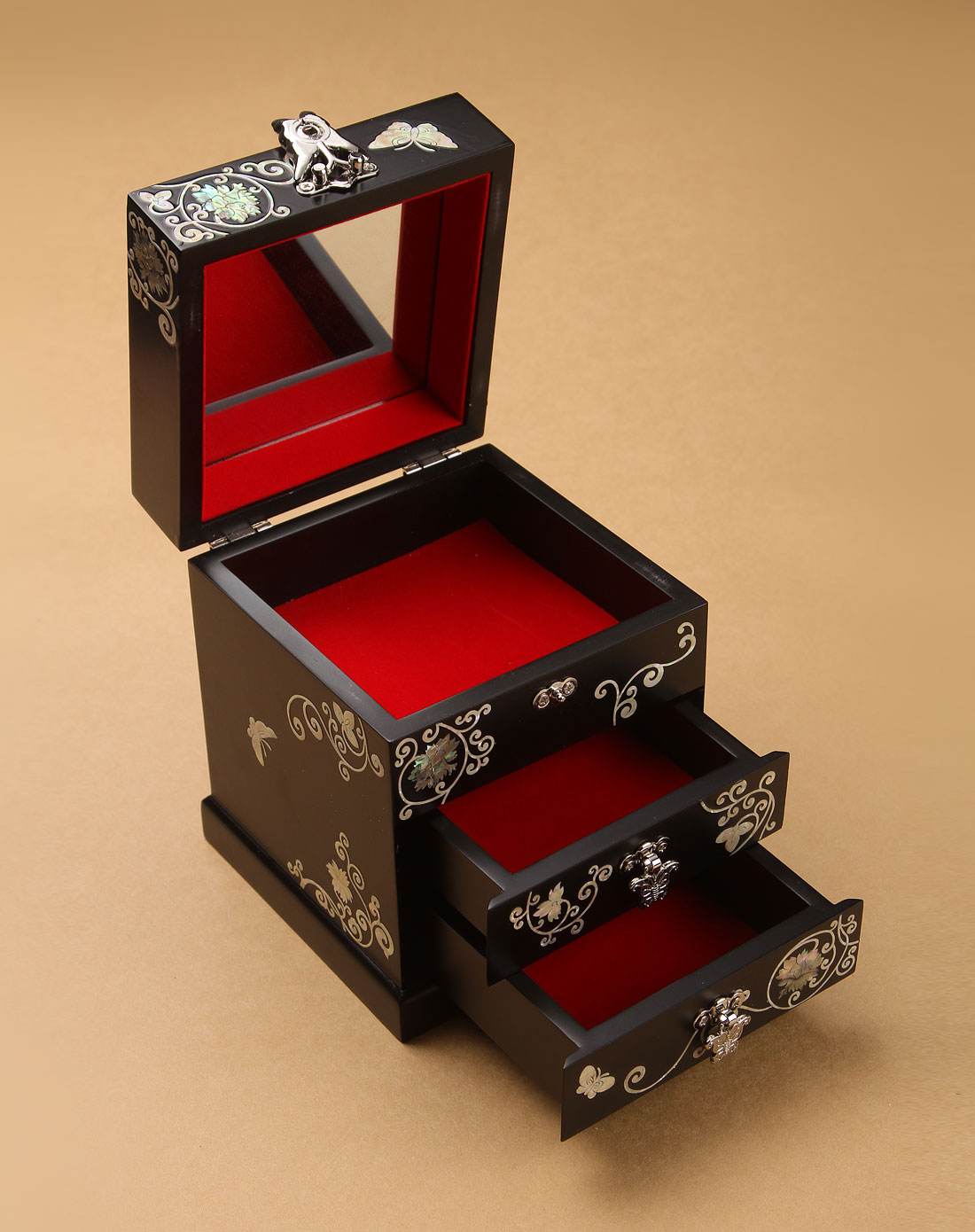 晒晒首饰盒里的珠宝首饰盒珠宝-第1张图片-翡翠网