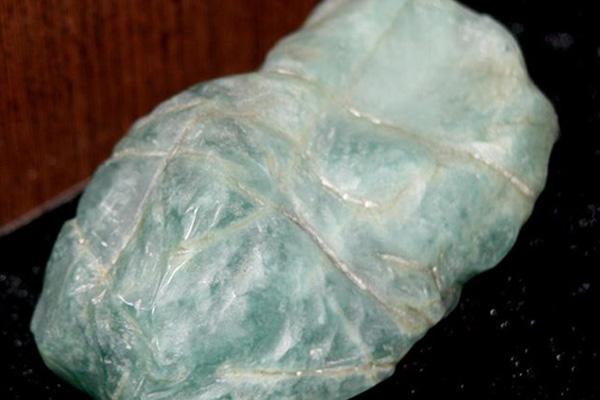 翡翠原石打灯绿色,白皮翡翠原石打灯-第1张图片-翡翠网 翡翠原石打灯绿色,白皮翡翠原石打灯-第1张图片-翡翠网