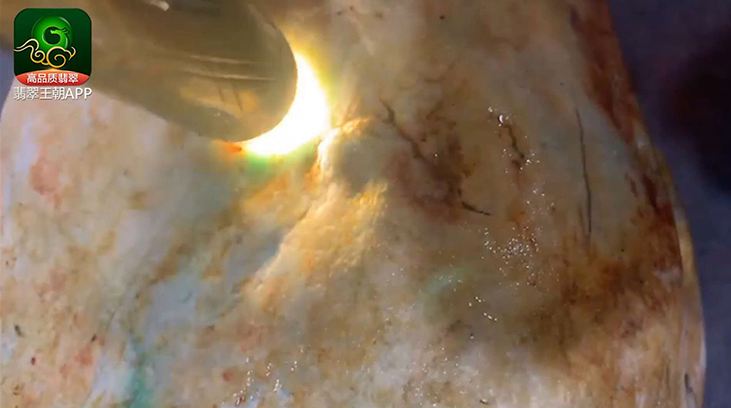 翡翠原石打灯绿色,白皮翡翠原石打灯-第2张图片-翡翠网 翡翠原石打灯绿色,白皮翡翠原石打灯-第2张图片-翡翠网