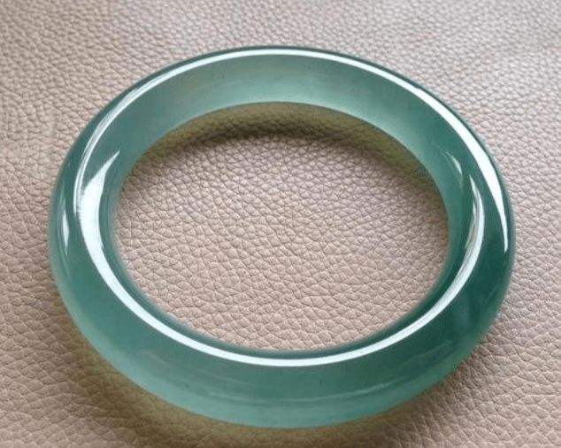 翡翠手镯可以用水煮,翡翠手镯用开水煮了之后老难看了咋回事呀-第1张图片-翡翠网 翡翠手镯可以用水煮,翡翠手镯用开水煮了之后老难看了咋回事呀-第1张图片-翡翠网