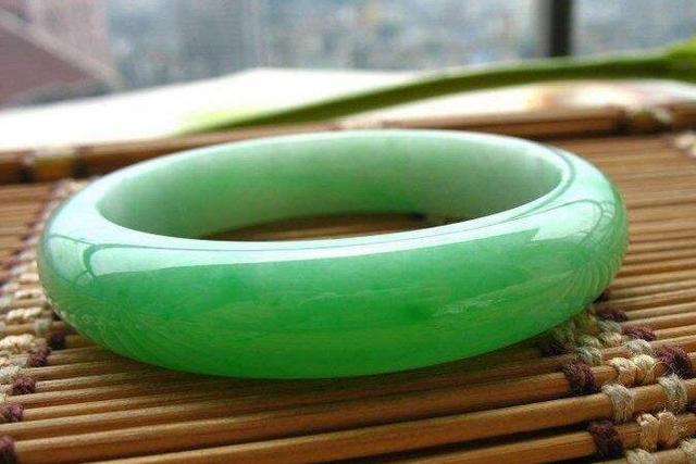 翡翠手镯可以用水煮,翡翠手镯用开水煮了之后老难看了咋回事呀-第2张图片-翡翠网 翡翠手镯可以用水煮,翡翠手镯用开水煮了之后老难看了咋回事呀-第2张图片-翡翠网