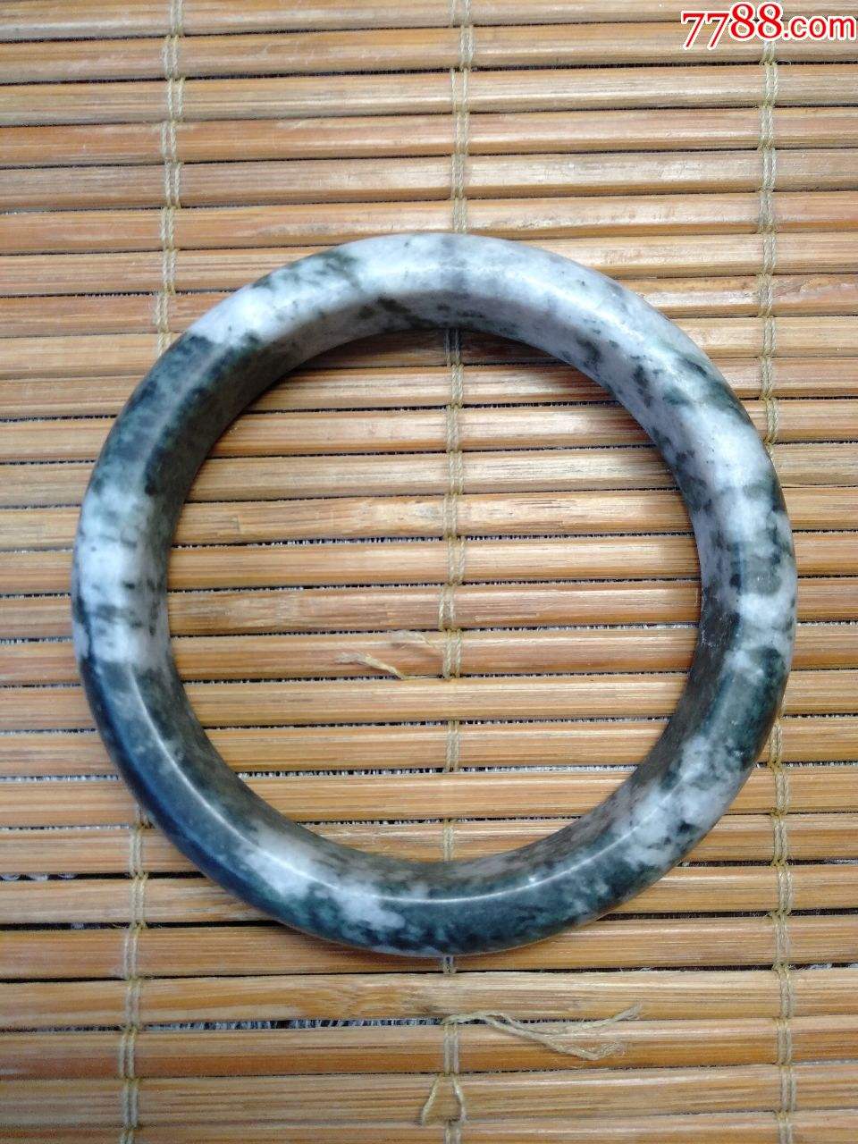 泰国玉镯一般多少钱泰国翡翠手镯价格-第1张图片-翡翠网 泰国玉镯一般多少钱泰国翡翠手镯价格-第1张图片-翡翠网