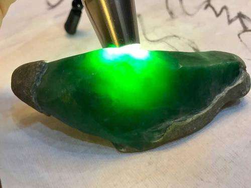 怎样识别翡翠原石,翡翠原石的识别-第2张图片-翡翠网 怎样识别翡翠原石,翡翠原石的识别-第2张图片-翡翠网