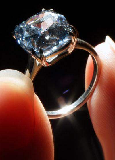 世界上第一大钻石图片,世界上最小的钻石图片-第1张图片-翡翠网 世界上第一大钻石图片,世界上最小的钻石图片-第1张图片-翡翠网