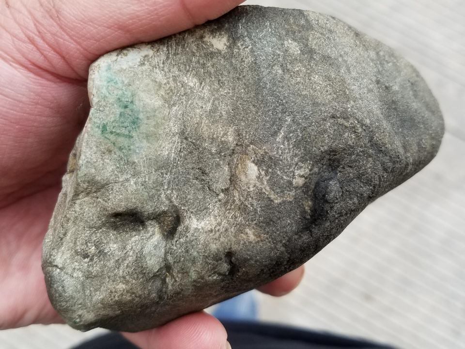 翡翠原石切石视频,翡翠原石切石现场-第2张图片-翡翠网 翡翠原石切石视频,翡翠原石切石现场-第2张图片-翡翠网