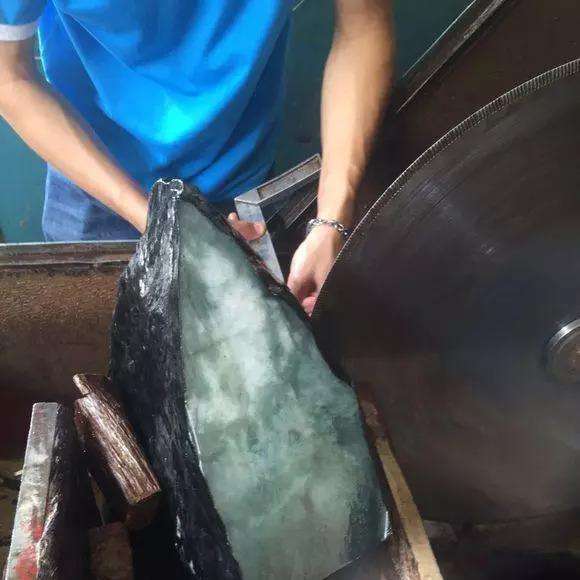 翡翠废料怎么处理垃圾翡翠原石处理-第1张图片-翡翠网 翡翠废料怎么处理垃圾翡翠原石处理-第1张图片-翡翠网