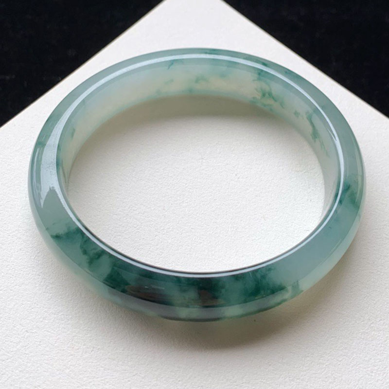 翡翠玉手镯价格是多少翡翠手镯一般价格-第1张图片-趣盘玩