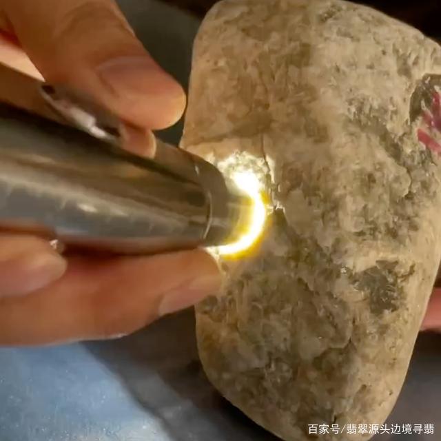 挖翡翠原石现场,翡翠挖原石-第1张图片-翡翠网 挖翡翠原石现场,翡翠挖原石-第1张图片-翡翠网