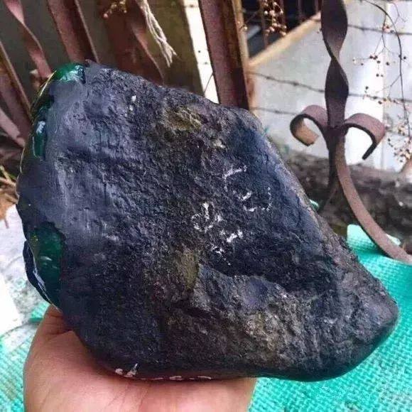 挖翡翠原石现场,翡翠挖原石-第2张图片-翡翠网 挖翡翠原石现场,翡翠挖原石-第2张图片-翡翠网