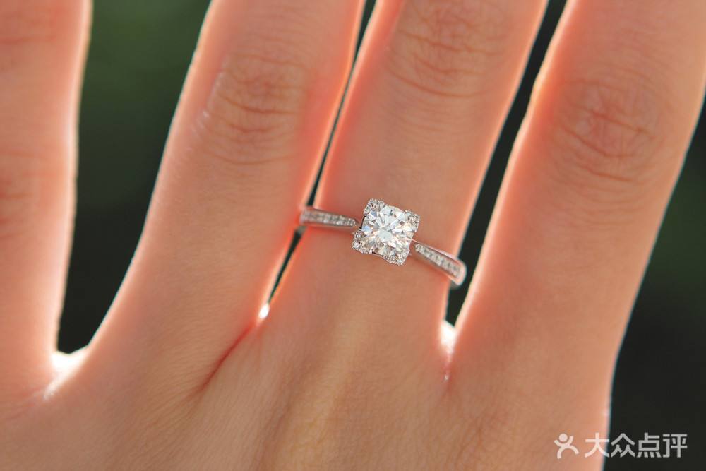 钻戒定制图片大全唯美图片,钻戒定制图片-第1张图片-翡翠网 钻戒定制图片大全唯美图片,钻戒定制图片-第1张图片-翡翠网