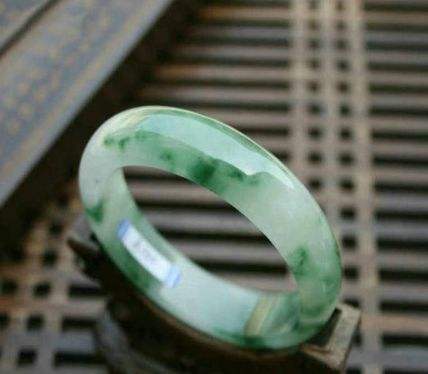 翡翠手镯有裂痕怎么办翡翠手镯有裂痕迹-第1张图片-翡翠网 翡翠手镯有裂痕怎么办翡翠手镯有裂痕迹-第1张图片-翡翠网