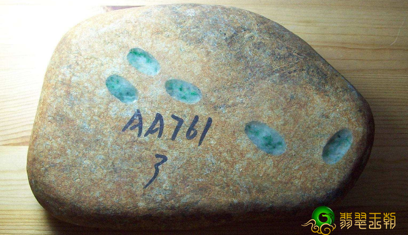 翡翠原石辨别真假,捡到的翡翠原石怎么分辨真假-第1张图片-翡翠网 翡翠原石辨别真假,捡到的翡翠原石怎么分辨真假-第1张图片-翡翠网