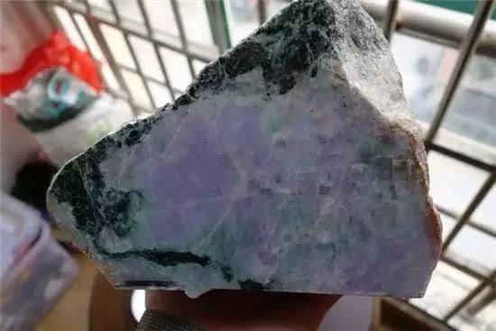 翡翠原石辨别真假,捡到的翡翠原石怎么分辨真假-第2张图片-翡翠网 翡翠原石辨别真假,捡到的翡翠原石怎么分辨真假-第2张图片-翡翠网