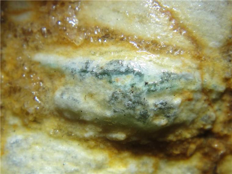 翡翠原石摸着掉沙是不是假的,翡翠原石脱沙还是没有表现-第1张图片-翡翠网 翡翠原石摸着掉沙是不是假的,翡翠原石脱沙还是没有表现-第1张图片-翡翠网