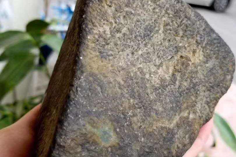 翡翠原石摸着掉沙是不是假的,翡翠原石脱沙还是没有表现-第2张图片-翡翠网 翡翠原石摸着掉沙是不是假的,翡翠原石脱沙还是没有表现-第2张图片-翡翠网