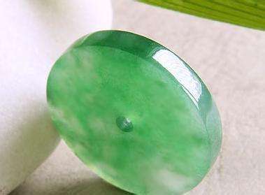 翡翠真假鉴定方法简单水泡法图片翡翠真假鉴定方法简单水泡法-第1张图片-翡翠网 翡翠真假鉴定方法简单水泡法图片翡翠真假鉴定方法简单水泡法-第1张图片-翡翠网