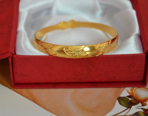 手里存钱好还是存黄金,存钱跟存黄金哪个好-第1张图片-翡翠网