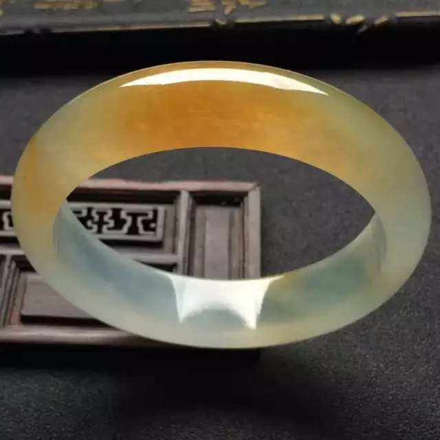 戴翡翠手镯会有好运吗戴玉手镯会带来好运吗-第1张图片-翡翠网 戴翡翠手镯会有好运吗戴玉手镯会带来好运吗-第1张图片-翡翠网