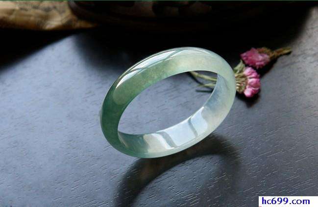 戴翡翠手镯会有好运吗戴玉手镯会带来好运吗-第2张图片-翡翠网 戴翡翠手镯会有好运吗戴玉手镯会带来好运吗-第2张图片-翡翠网