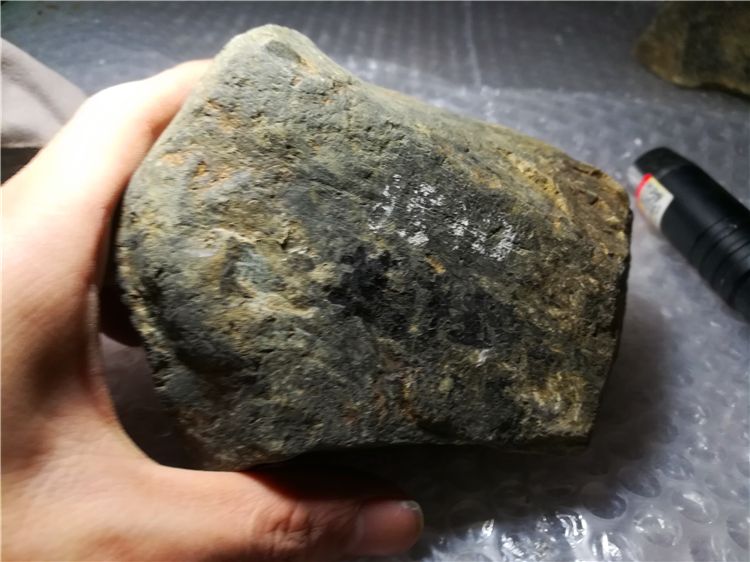 翡翠原石网购靠谱吗,网上买翡翠原石是真的吗-第1张图片-翡翠网