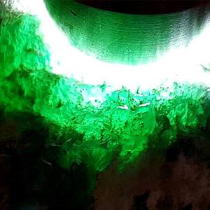 玻璃种翡翠有裂纹,玻璃种翡翠原石裂纹-第2张图片-翡翠网 玻璃种翡翠有裂纹,玻璃种翡翠原石裂纹-第2张图片-翡翠网