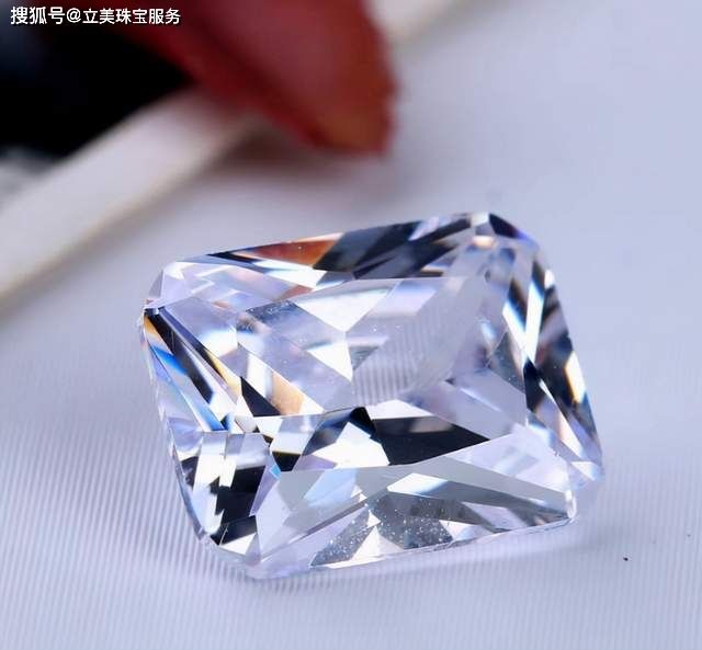 一克拉莫桑石钻戒多少钱,莫桑钻多少钱-第2张图片-翡翠网