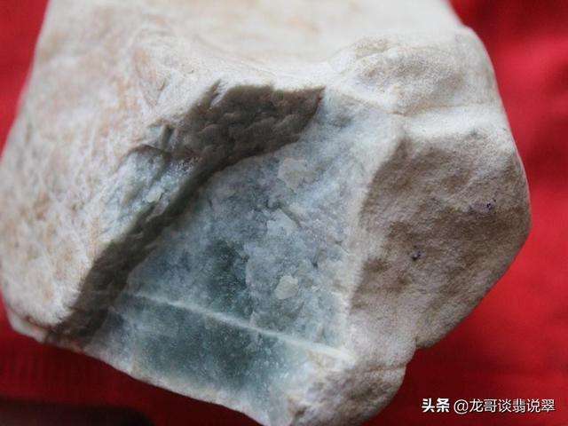 翡翠原石的种水是什么颜色怎么介绍翡翠的种水色-第1张图片-翡翠网 翡翠原石的种水是什么颜色怎么介绍翡翠的种水色-第1张图片-翡翠网